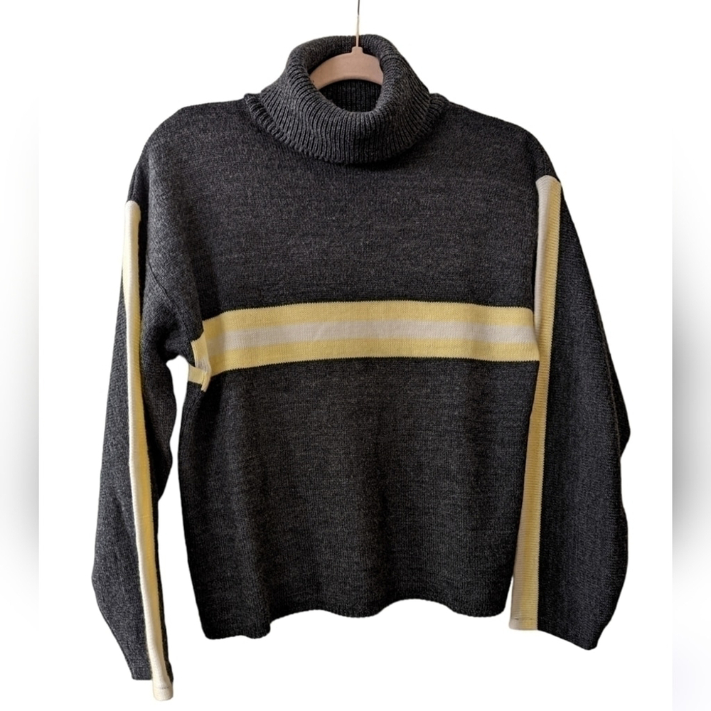 In Charge Sweater Womens Large Grey with Yellow Stripe Knit Cropped
